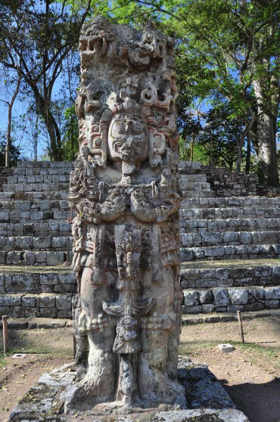 Uma das esculturas nas ruínas mayas de Copán, em Honduras